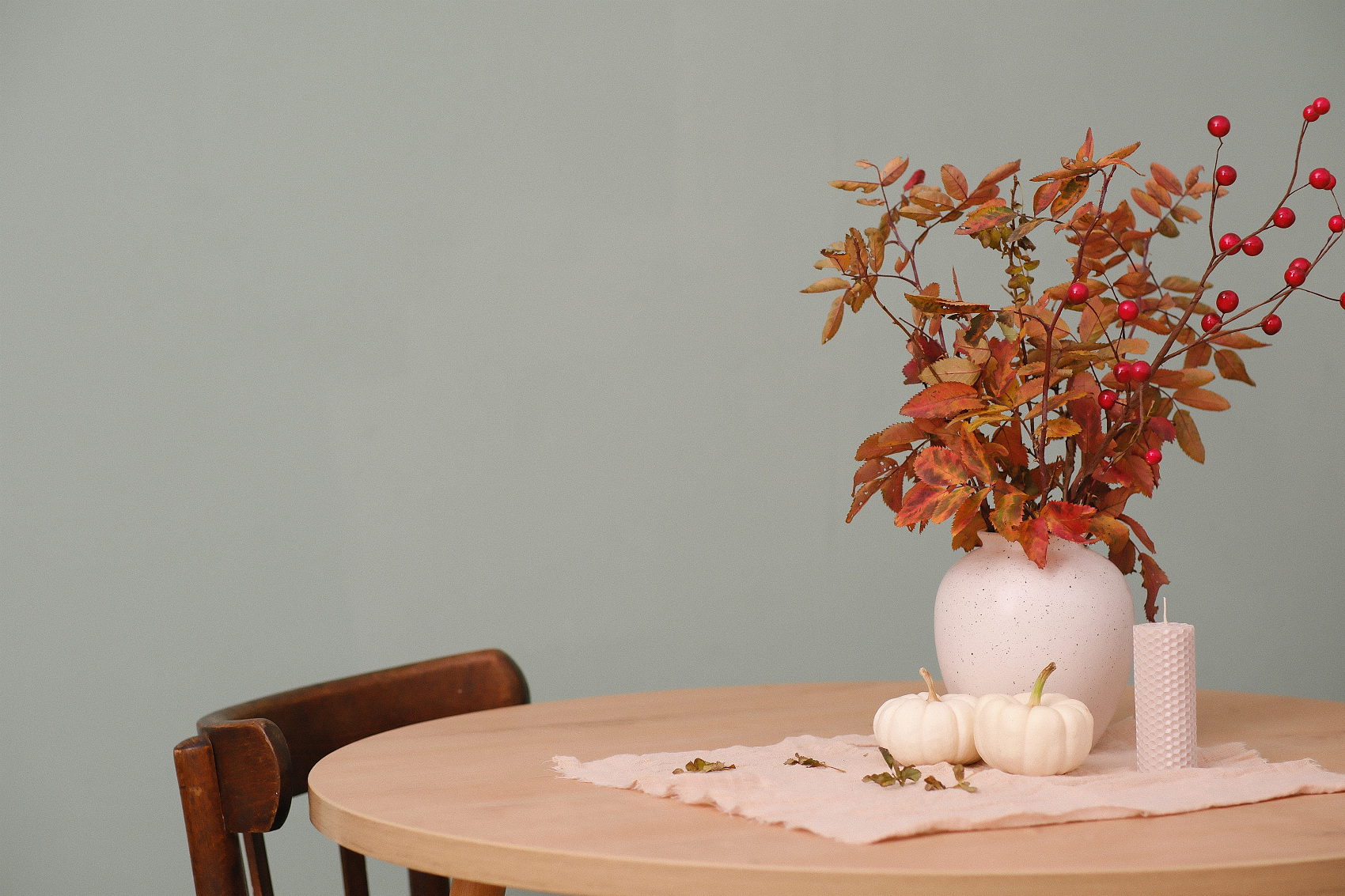 Autumn home interiors, ceramic vase with red leaves, candle, two pumpkins on round wooden table. High quality photo SSUCv3H4sIAAAAAAAAA3VVTY/jKBT8KxHntIYP2+AcV6uR5r63Vh+IwTGKDV6MO9sT5b/P4+Gku2d6oxycAr+qVzwqV+IMORB6tLXoDH1qeqmfGLP2SbW9fpK9Msr0lnIpyZ4YnSw5MCEqLipKRaVUQ+GzJ0e9uI4crsSN47qkqJMLnhxgJVpvbMRHa1wK0ekRfx116gavJ6hIuo7c9mRJOq2LXXKdZVhTsnFJoTuTA5fw9jLje9qEo91wsSeMi9jj0xy8qUHenvTR2tnldajagegT0Ja6m9Dna8aB+YcHFhfiAu0t6xEQUHJf/Et351MMqzfLt3/sf2mN9st930MwO+3N7u/o/PnDjheQe7K+ewPq2y2bMVqNHT7D0vkC3BPK0mtaJzDsmTRctYK8ZH/u5AiD0RLhsP672oQY5bTOWAfcI1ZFTGXM2C7EglDJHsh2MAALWbcZ7sdwsWUnnDJCQ8in8kyk5FWTAbe59Kne6E5DuktGbV5ni8qmmmIX8zrNZ7cx0ppnLIYwlU2NqDLwCp4gH7yEwGVwqdThTGGLF+dNuCDEalY2get280xwlKRnHdNk/WZPw1F9MXfXh9HBaWw9cNVgr0cLy2+bxYW9Cz8RYNkPJupi3uJOSKZUrbDbfo3evTdMJS3ercuGsBZfHdbTxsqalhY7TcgjV4wq2NnBdSjtCEYLBsPSbwZzUSzvYfTfxofHvKCvzp92D1tZXUZgAn/iZhBXokCg2Z+wO8pUi65N66nUkwJ/+3AMBh1o27ZMHc7hLuljoWa0aqE7dHeBiQ4+X+oiFPcvbppH17nNWUoVOruM5QyBWzDU/uiGUdFUSP9ggVkuk3bRcbofG3J2g3bxvgWsgqsV0pCnGK4kSE0ReAmTdY6VOYKQ3PM1pwGkU7YpP/uQ8qUh+cLmPHHmi+ghXEgplRC1IJ/DBwamhlls6oo8YogY53XUQ0gcThEisuHkQx4RxXhLW1nR97wbHNTLeq9kncegjTV/qoDJAQ2spfw95+5Q/YHgDjL5WesdV/QhtUCc8vqGgTU54Ptfal4r8VVJDlf495Lw/UMSV5JhAL46e/nQ8mcuiGWz3jOK1XVFlVQwES7nERaqwMGKNvjHsqxjTl89zzG8gvTby+12+wWMyL9D0gYAAA==